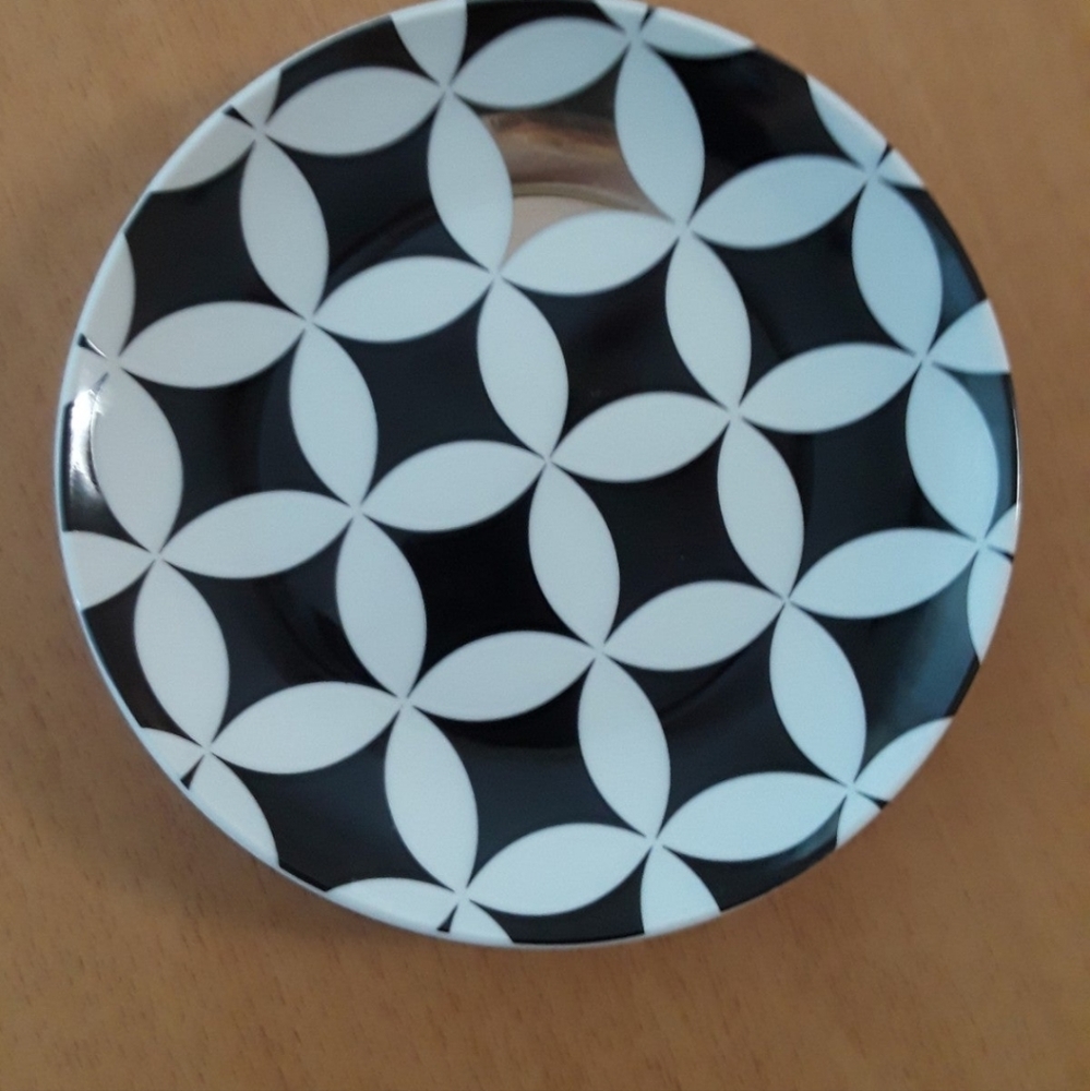 MACY'S DECORATIVE PLATES - Picture 5 of 5